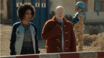 Gris Chandails portés par le projet de Loi (Pearl Mackie) dans Doctor Who Saison 10 Épisode 7