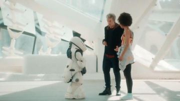 Vans Sk8-Hi Slim porté par le projet de Loi (Pearl Mackie) dans Doctor Who Saison 10 Épisode 2