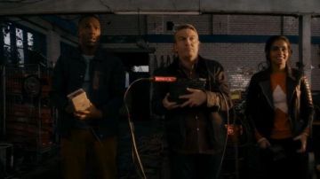 Orange Pull avec le White Star porté par Yasmin Khan (Mandip Gill) dans Doctor Who Saison 11 Épisode 1