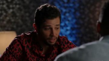 Rouge Leopard Shirt porté par Sam Jones (Rafael de la Fuente) dans la Dynastie Saison 3 Épisode 15