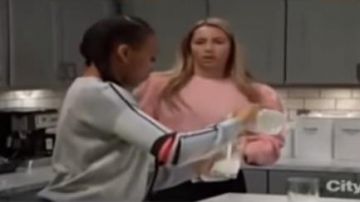 Suéter de manga abullonada de H&m en rosa claro usado por Josslyn Jacks (Eden McCoy) visto en general Hospital el 27 de marzo de 2020