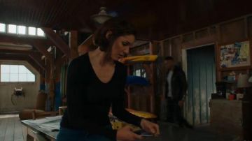 Black V Neck Tee porté par Kensi Blye (Daniela Ruah) dans NCIS: Los Angeles Seaosn 11 Épisode 19