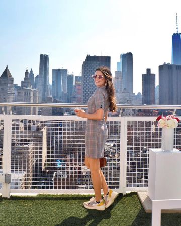 Steve Madden Memory Sneakers de Michelle Zuzek en la cuenta de Instagram @stylebeacon