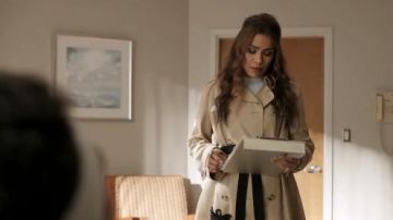 Beige Trench porté par Cristal Carrington (Daniella Alonso) dans la Dynastie Saison 3 Épisode 15