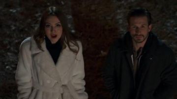 Blanc Manteau de Fourrure porté par Fallon Carrington (Elizabeth Gillies) dans la Dynastie Saison 3 Épisode 15