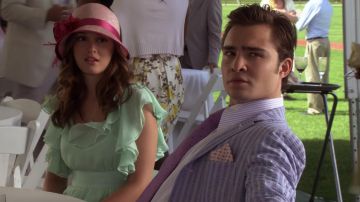 La veste de costume rayée de Chuck Bass (Ed Westwick) dans Gossip Girl (S03E01)