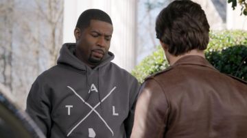 La sudadera con capucha gris ATL Atlanta usada por Michael Culhane (Robert Christopher Riley) en Dynasty S01E16