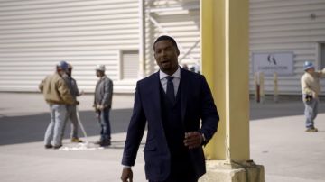 El traje usado por Michael Culhane (Robert Christopher Riley) en Dynasty S01E21