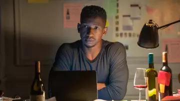 The t-shirt blue grey of Elijah (Mamoudou Athie) in the taste of The wine