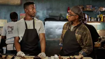 The plaid shirt lumberjack green, brown, Louis (Courtney B. Vance) in the taste of The wine