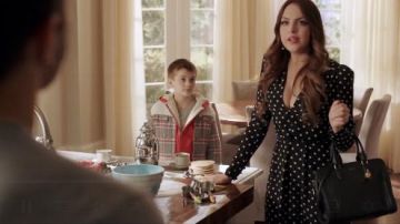 Robe à pois, porté par Fallon Carrington (Elizabeth Gillies) dans la Dynastie Saison 3 Épisode 15