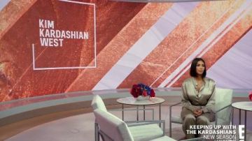 Nu Pantalon en Soie porté par Kim Kardashian en accord avec les Kardashians Saison 18 Épisode 1