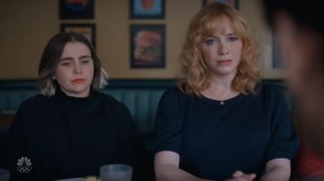 Sudadera de cuello simulado usada por Annie Marks (Mae Whitman) en Good Girls Temporada 3 Episodio 7