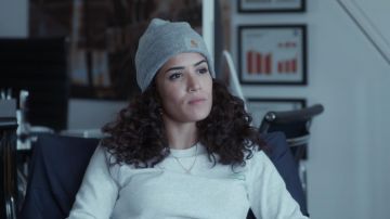 The beanie grey, Carhartt worn by Inès (Sabrina Ouazani) in Validated (S01E03)