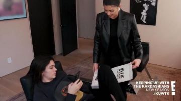 Marine Sweat-shirt porté par Kendall Jenner en accord avec les Kardashians Saison 18 Épisode 1