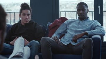 The blue shirt united Chevignon worn by William (Saidou Camara) in Validated (S01E03)