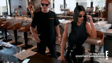 Brevet Pantalon porté par Kim Kardashian en accord avec les Kardashians Saison 18 Épisode 1