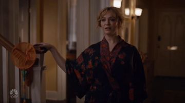 Túnica de estampado floral usada por Beth Boland (Christina Hendricks) en Good Girls Temporada 3 Episodio 7