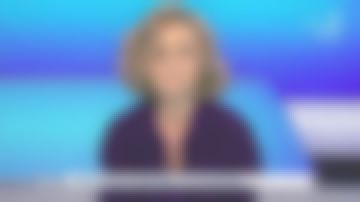 La chemise en cuir velours violet de Caroline Roux dans C dans l'air le 30.03.2020