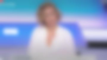 La chemise imprimée sans col de Caroline Roux dans C dans l'air le 08.01.2020