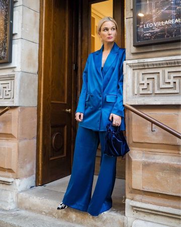 Chaqueta de satén azul de Naaomi en la cuenta de Instagram @naaomiross