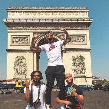 The Nike t-shirt Sportswear white worn by Premium on his account Instagram @primetimefut 