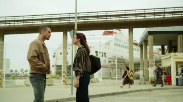 La blouse rayée de Triana Marín (María Pedraza) dans Toy Boy (S01)