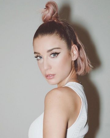 The tank top crochet white de María Pedraza on his account Instagram @mariapedraza_