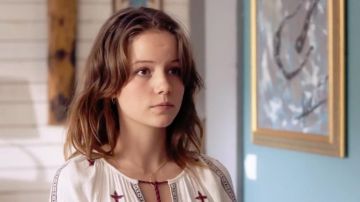 The blouse and tunic of Margot (Marysole Fertard) in Tomorrow belongs to us (episode 484)