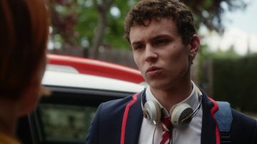 Los auriculares blancos y dorados utilizados por Ander (Arón Piper) en Elite (Temporada 1)