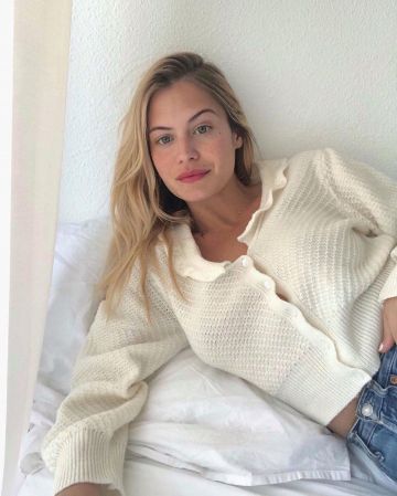 The cardigan worn by Parysatis on her account Instagram @parysatis