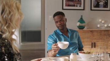 Orange Culture Bleu chemise de Pyjama porté par Jeff Colby (Sam Adegoke) dans Dynastie (S03E15)
