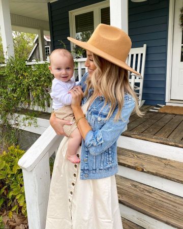 Distressed Denim Jacket de Taylor Cassidy sur l'Instagram account @littleblondebook