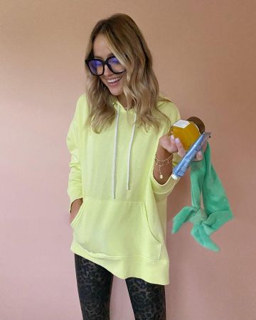 Eye­glass­es of Taylor Cassidy on the Instagram account @littleblondebook