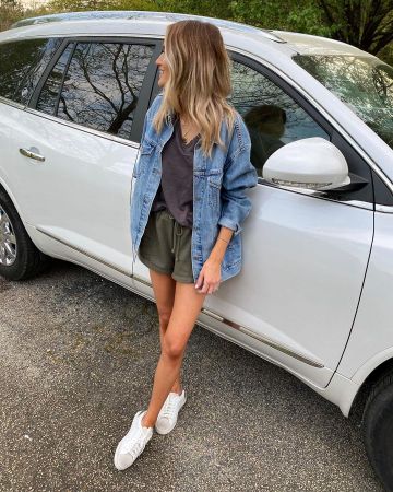 Steve Madden Rezza Sneakers de Taylor Cassidy en la cuenta de Instagram @littleblondebook