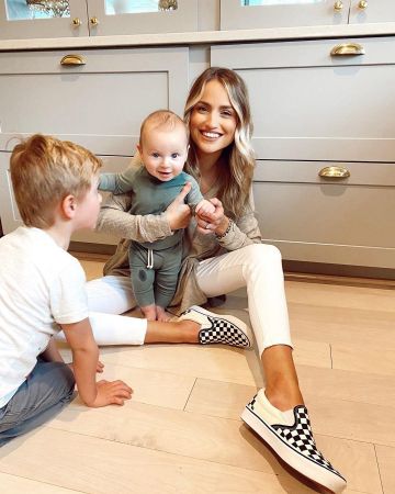 Vans Sneak­ers of Taylor Cassidy on the Instagram account @littleblondebook