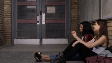 Puma Core Suede Sneakers porté par Addy Hanlon (Herizen Guardiola) à Oser Me Saison 1 Episode 9