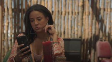 Top Or­ange worn by Maria DeLuca (Heather Hemmens) in Roswell, New Mexico Season 2 Episode 3