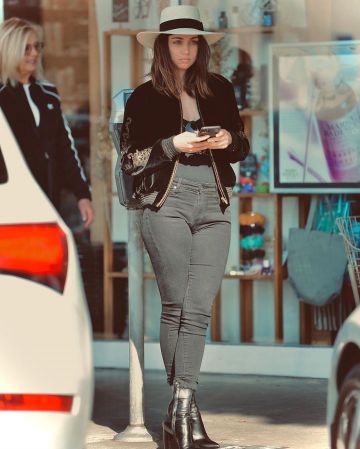 AG Farrah Taille Haute Ourlet Brut Skinny Jeans portés par Ana de Armas Los Angeles le 2 Mars 2020