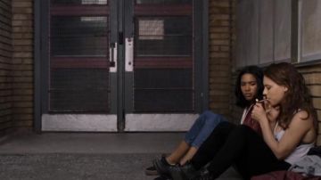 Levi's Wedgie Icône Recadrée Jeans usés par Addy Hanlon (Herizen Guardiola) à Oser Me Saison 1 Episode 9