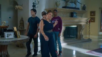 Les Sneakers Rouge porté par Jamal Turner (Brett Gris) Sur Mon Bloc-Saison 3 Épisode 1