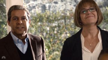 The pendant moon Rebecca Pearson (Mandy Moore) in This is us S01E02