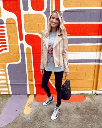 Haut Lieu de Pantalon de Taylor Cassidy sur l'Instagram account @littleblondebook