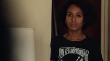 Black Print T Shirt worn by Mia Warren (Kerry Washington) in Little Fires Everywhere Season 1 Episode 4