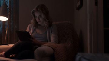 Scoop Neck Tee porté par Colette français (Willa Fitzgerald) à Oser Me Saison 1 Episode 9