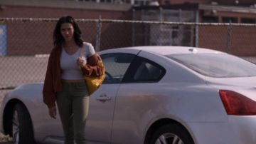 Tan Velours Veste portée par Addy Hanlon (Herizen Guardiola) à Oser Me Saison 1 Episode 9
