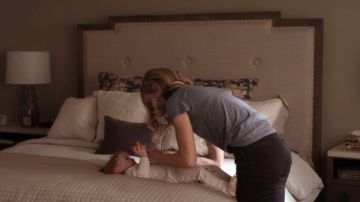 Bleu Crewneck Tee porté par Colette français (Willa Fitzgerald) à Oser Me Saison 1 Episode 9