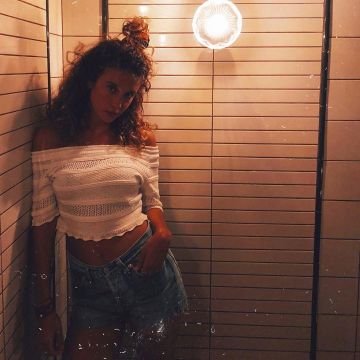 The top shoulders bare blanc de María Pedraza on his account Instagram @mariapedraza_