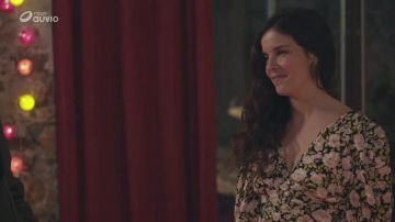 The blouse fleurie Roxane (Raphaële Volkoff) in Tomorrow belongs to us