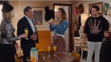 Has­ton Hand Print Sweat­shirt worn by David Rose (Daniel Levy) in Schitt's Creek Season 6 Episode 13